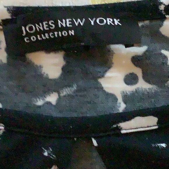 Jones New York- Animal Print Key Hole NeckLine Top - Picture 3 of 4